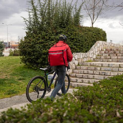 Un corriere discreto in un quartiere